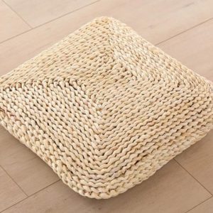 Coussin carré en rotin clair