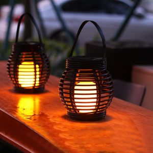 Lanterne solaire suspendue en rotin