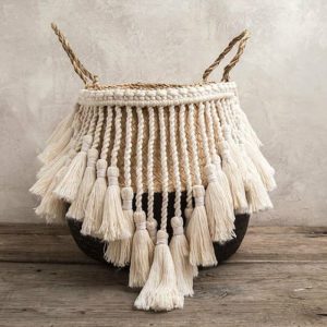 Panier en osier fait à la main avec franges