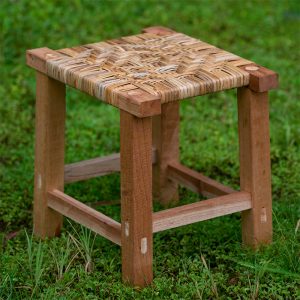Petit tabouret en rotin