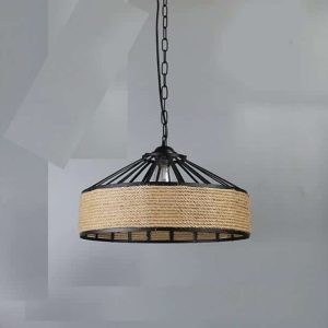 Plafonnier style industriel avec armature noire et rotin suspendu par une chaine