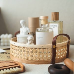 Plateau de rangement blanc en rotin avec anse en cuir