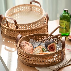 Plateau de rangement marron en rotin avec anse en cuir