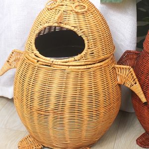 Poubelle en rotin et bambou forme de pingouin