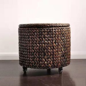 Repose-pieds marron sur roulettes