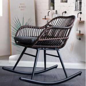 Rocking chair en rotin foncé